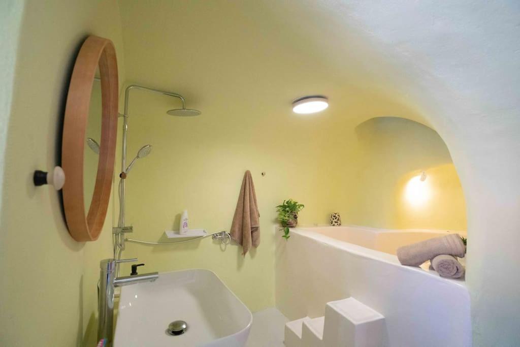 Santorini Oasis- Cave House Villa Fira  Luaran gambar